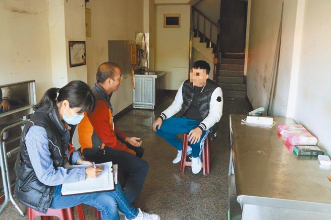 陈男居家检疫，朋友送餐、门外聊天又借厕所，被南投卫生局开罚20万元，移送行政院执行署彰化分署执行，执法人员前往询问，陈男希望以关代罚，彰化分署表示不可以易科罚金，最后採分期付款。（彰化分署提供／吴敏菁彰化传真）