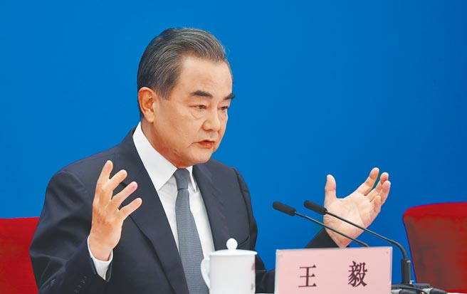 中国国务委员兼外交部长王毅在两会记者会上，如何表述中美关系将成外界关注焦点。图为去年两会记者会。（中新社）