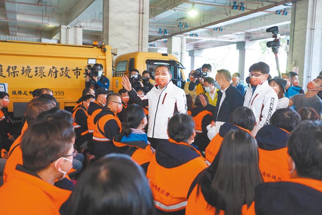 新北市長侯友宜昨日前往三重清潔隊慰問，感謝清潔隊員們的辛勞。（戴上容攝）