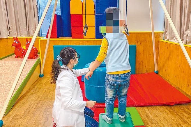 中医大新竹附医儿童职能物理治疗室，为身心疾病儿童做职能与物理治疗。（罗浚滨摄）