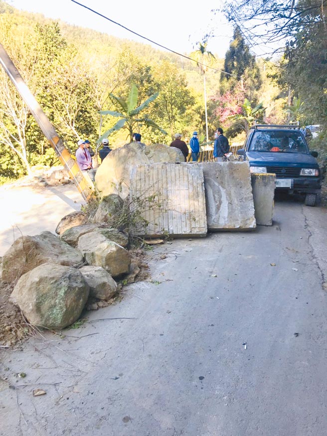 北河村苗26线通往北河国小道路，遭巨石土堆路障封闭道路入口，地方居民陈情难以通行。（居民提供／何冠娴苗栗传真）