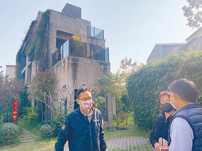 台中市议员张耀中（左）接获民眾爆料前往会勘，发现基地台设在民宅最顶端，要求市府严加把关，并建议NCC撤销原申请核准。（市议员张耀中服务处提供／陈世宗台中传真）