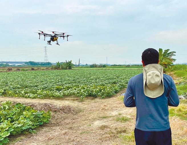 透过line@「好农无限＋」平台，农民即可找到代耕服务，例如无人机喷药，比以往省下更多人力及时间，也较不会有中毒危险。（高市农业局提供／林宏聪高雄传真）