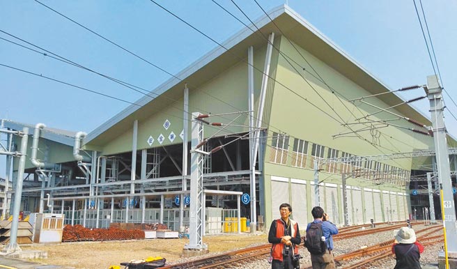 台铁2017年首度在潮州车辆基地利用屋顶设置太阳能板，发电容量4MW，每年可发约500万度电。（潘建志摄）