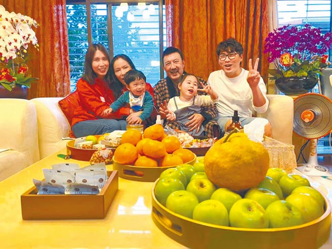 余苑绮（后排左起）与李亚萍、余天、老公Gary及一对子女年假开心同框。（摘自脸书）