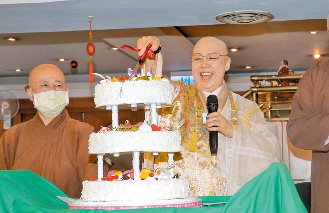 恒述法师（右）昨开心切下生日蛋糕。（卢祎祺摄）