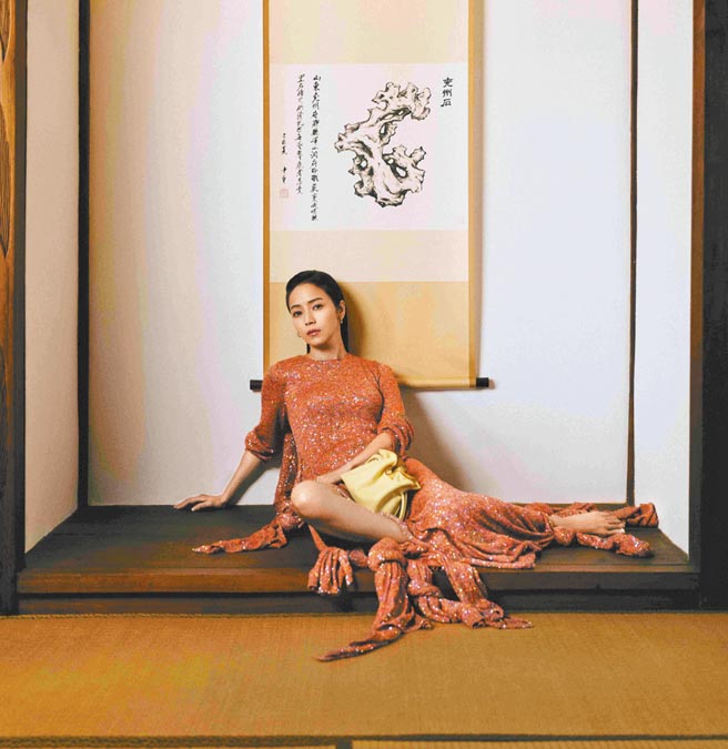 現在的侯佩岑很活在當下，也更放鬆了。（《Bella儂儂》雜誌提供）