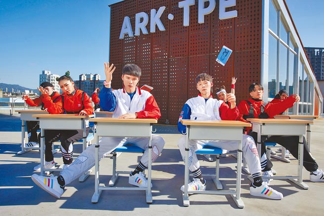 展荣（左）、展瑞近日推出新单曲〈十分钟的恋爱〉。（华纳音乐提供）