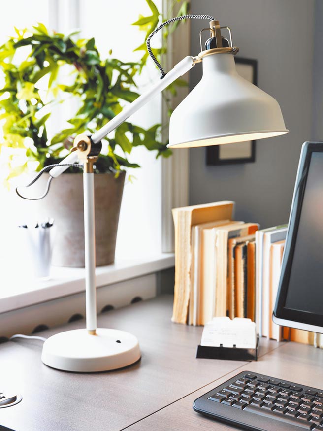 1.IKEA RANARP工作灯，可依照需求调整方向，也可作为床头灯使用，1690元。（IKEA提供）