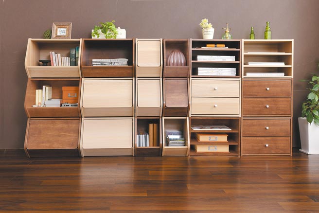 2.特力屋IRIS木质堆迭柜系列，顶部、底部具卡榫设计，可自由堆迭，也可收藏于顶板下方，变身开放式层柜，399-998元。（特力屋提供）