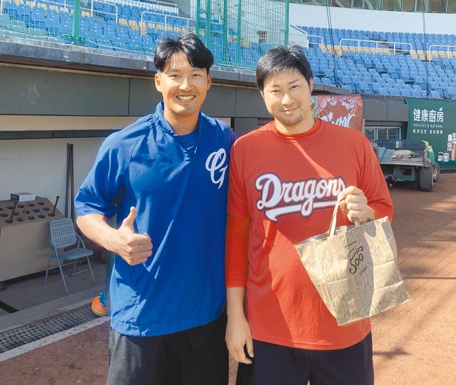 富邦悍将林哲瑄（左）与味全龙日籍洋投田泽纯一（右）在台湾相见欢。（林哲瑄提供）