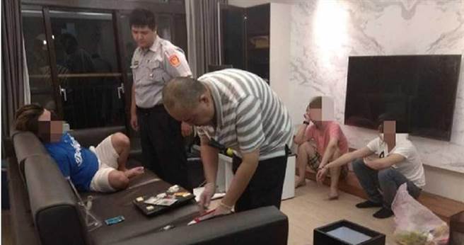 唐男不仅失去美国情色版图，在豪宅内主持开性爱毒趴时遭邻居检举，被警方当场人赃俱获。（图／翻摄画面）
