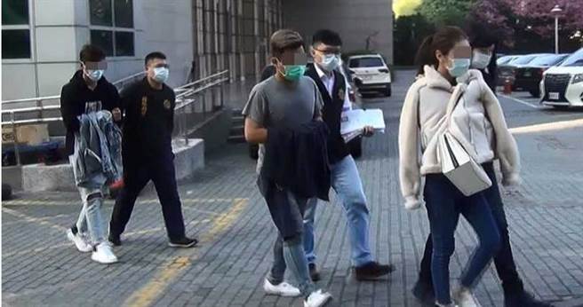 Amy遭警逮捕與集團成員一起送辦時，因長相艷麗引發議論。（圖／翻攝畫面）