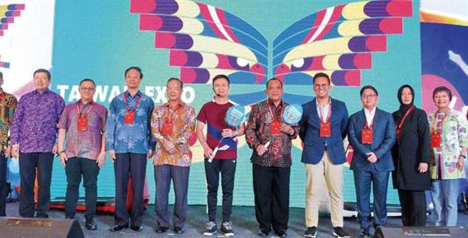 外贸协会举办「2019年印尼台湾形象展」时，石原智惠（右3）以「伊斯兰教士联合会海外经贸协会副主席」身分出席。（图／翻摄自印尼台湾形象展官网）