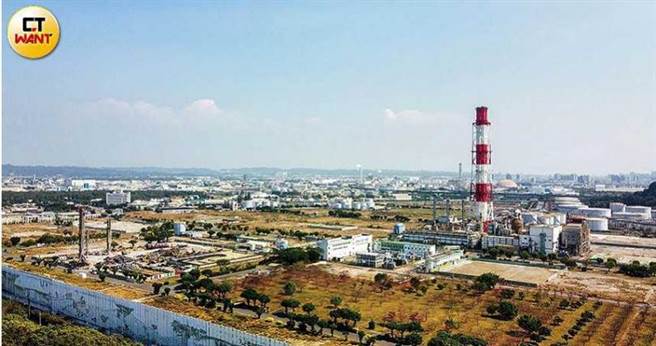 位于中油高雄炼油厂（图）的五轻，2014年关厂封存后，希望整厂输出至印尼，最后考量费用与效益而作罢，改为在印尼新建轻裂厂。（图／宋岱融摄）