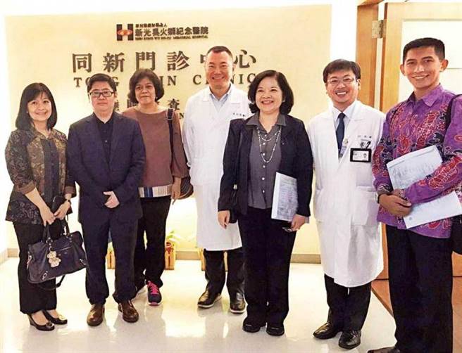 2017年5月，外贸协会董事长黄志芳安排印尼穆斯林协会石原智惠（左2）一行9人参访新光医院。（图／翻摄自新光医院脸书）