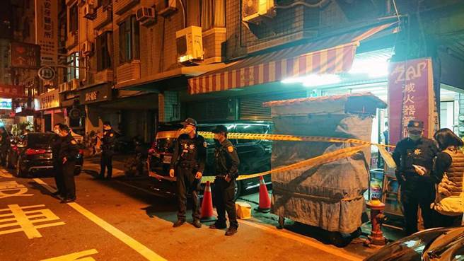 台南安平16日的街头杀人案主嫌「虾米」蔡秉逸昨晚（23日）疑似因新仇旧恨，朝他曾经的老大陈建文连开7枪，对方当场死亡，他之后则投案。（中时资料照）