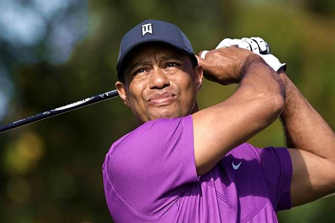 高球名將老虎伍茲23日發生嚴重車禍，警方表示他高速行駛在多事故的下坡路段，座車翻滾多圈後才停下來，安全氣囊彈開讓他逃過死劫。（資料照／美聯社）