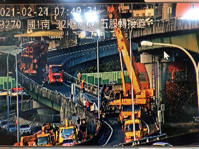 半聯結車國道五股入口匝道側翻燃燒(國道警提供／戴上容新北傳真)