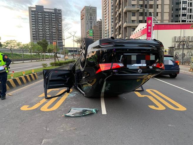 疑精神不济 林口小客车自撞分隔岛倒头栽(戴上容翻摄)