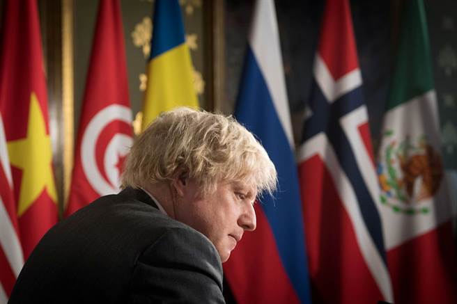 英國才宣布解禁計畫 出遊預訂數暴增。(圖/路透)