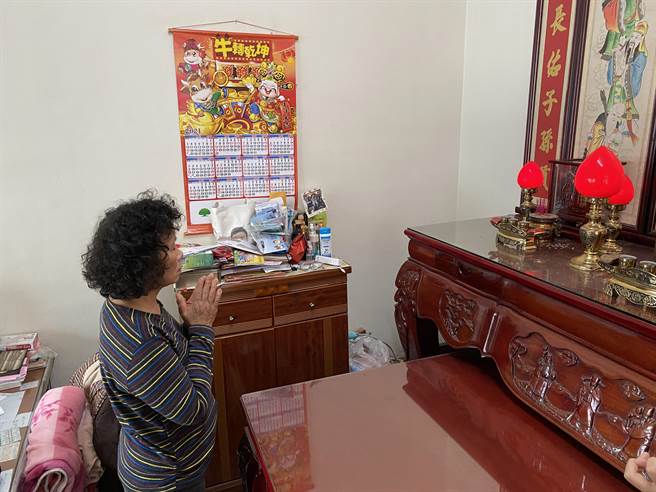 张秀珍拜谢神明，告诉神明判决结果。（廖素慧摄）
