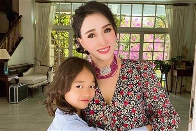 亚芭诗拉已经74岁，看起来却宛如少女。(图/翻摄自IG)