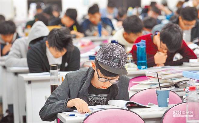 学测成绩这2天公布后，学生们就要为选校、选科系做决定。此为学生应考的示意图。（中时报系资料照片）