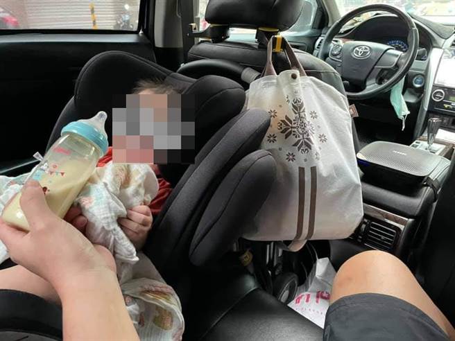 媽媽臨停在紅線，到後座照顧兒子，遭警察盤查，但警方得知原因後竟說「不用移，慢慢來別趕」。（圖／翻攝自臉書「爆怨2公社」）