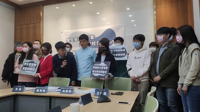 據台灣青年民主協會今天公布的「全台國高中禦寒衣物」調查指出，無論天氣多寒冷，有47.3％的高中職及75.7％的國中也要求「無論如何保暖衣物不得外穿」。（林良齊攝）