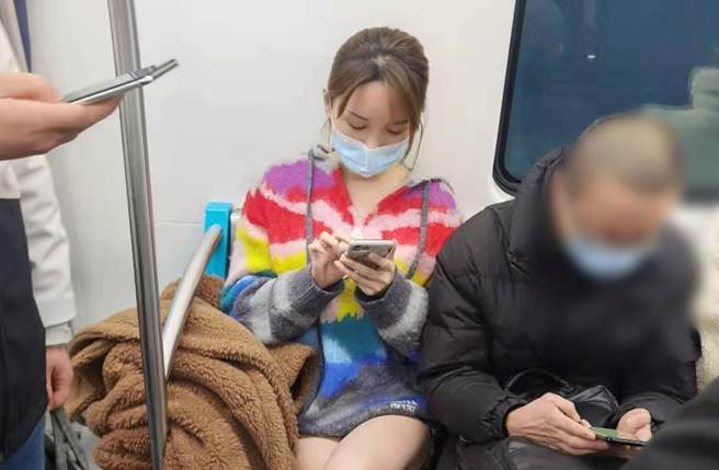 女星金莎被捕獲大玩下衣失蹤搭地鐵。（圖／取材自新浪娛樂）