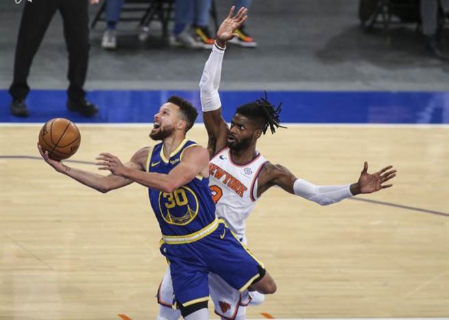 老虎伍茲車禍受傷，NBA勇士球星史提芬柯瑞與籃網教頭納許分別現在祝福與祈禱。(美聯社)