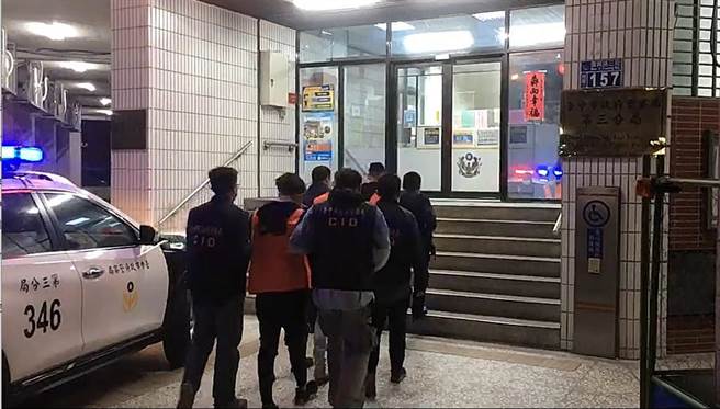 台中市南区西川一路十三期重划空地23日凌晨00时30分有多人群聚争吵并传出枪响，警方获报立即成立专案小组积极侦办，并在案发4小时内逮捕26名涉案犯嫌。（民眾提供／冯惠宜台中传真）