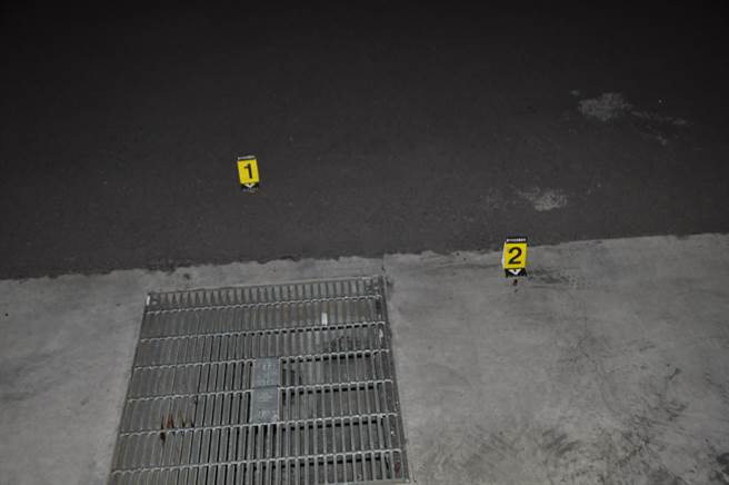 警方获报到场发现人群已散去，但在地上发现2颗弹壳。（民眾提供／冯惠宜台中传真）