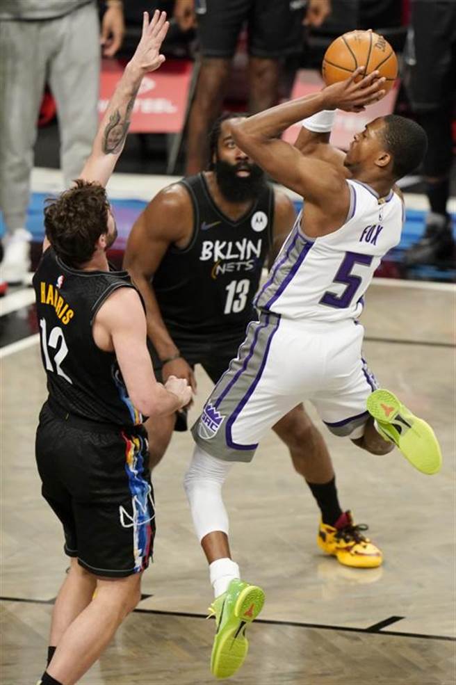 「大鬍子」哈登缴出大三元，率领篮网击败国王，强摘7连胜。(美联社)