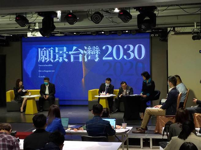 国民党举办「愿景台湾─活不起的未来」论坛，邀请柯文哲出席，被外界解读为蓝白合作的起手势。（黄福其摄）