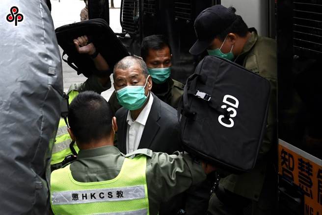 中国社会科学院台港澳研究中心主任支振锋指：爱国者治港是香港繁荣稳定生命线。图为2月9日上午，香港终审法院审理律政司上诉撤销黎智英保释案。由惩教署车辆押送至终审法院。（中新社）