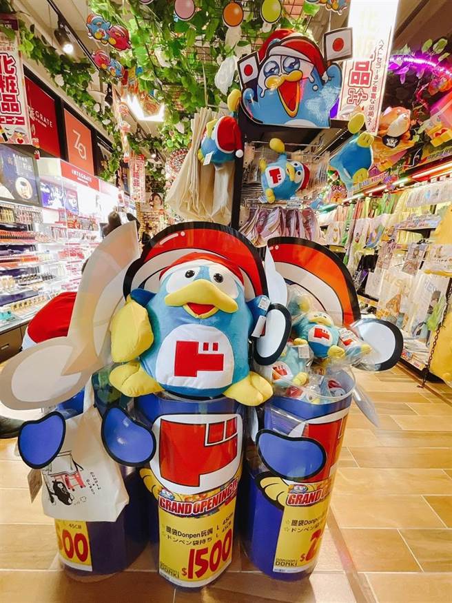 唐吉軻德DON DON DONKI 隨處可見品牌吉祥物Donpei和Donko蹤影，更推出了許多周邊商品。（吳娮翎攝）