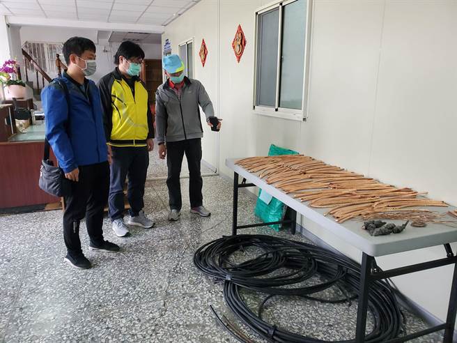 西螺警分局在资源回收场查获一批被偷剪的电缆线，云林农田水利处西螺管理处人员前往认赃。（周丽兰摄）