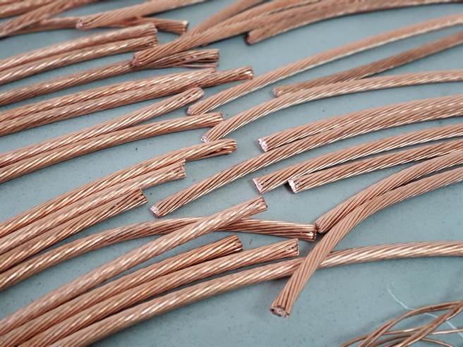 西螺分局起出的铜线洗得非常乾净，也被分尸成一小段，看不出失窃地。（周丽兰摄）