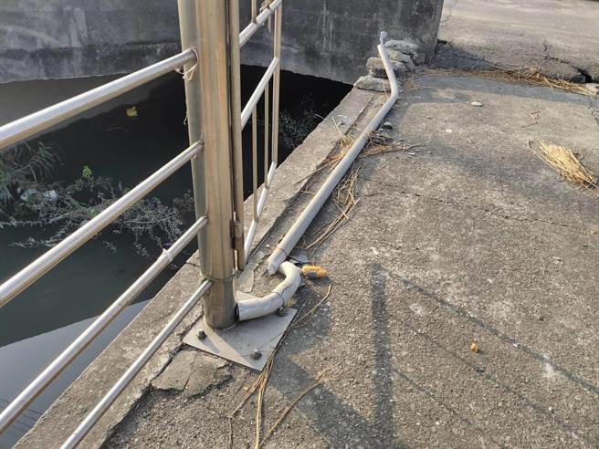 云林农田水利处西螺管理处九隆工作站的电缆线用水管包覆外，还有灌发泡剂，但还是遭偷剪。（周丽兰翻摄）