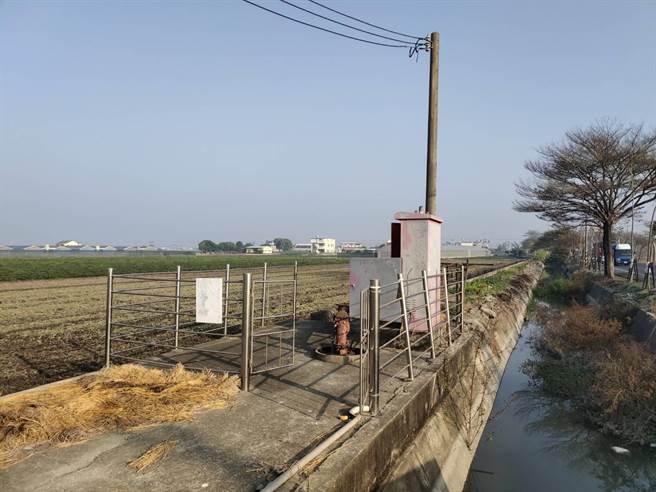 从电线杆到地下井的电线顶多10公尺长，电缆线被偷剪变现的金额并不高。（周丽兰翻摄）
