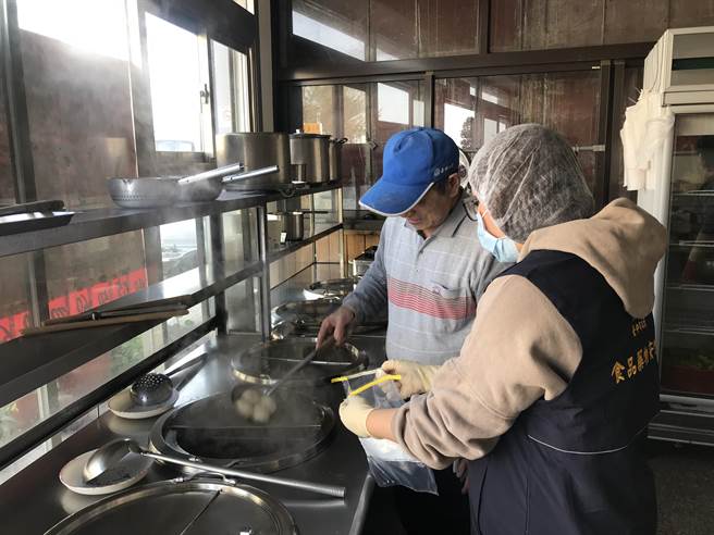 中市抽验元宵汤圆，1件不符标准限期改善。（台中市食安处提供／冯惠宜台中传真）