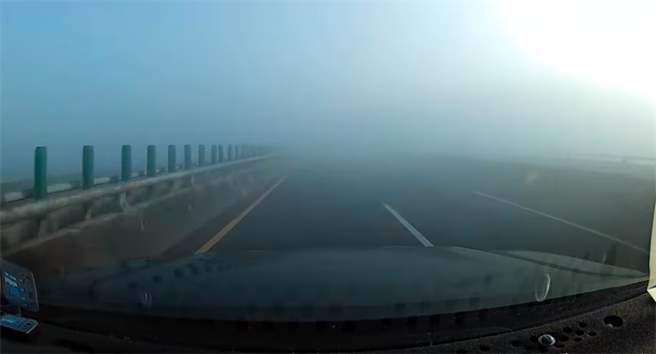 駕駛在濃霧中竟完全不減速，還一路跟著音樂吹口哨，未開大燈、閃黃燈警示等，高速狂飆下，最後才在前方發現事故，但剎車來不及，大叫之下直接撞上。（圖／翻攝自臉書「八卦村－行車紀錄器影片上傳中心」影片截圖）