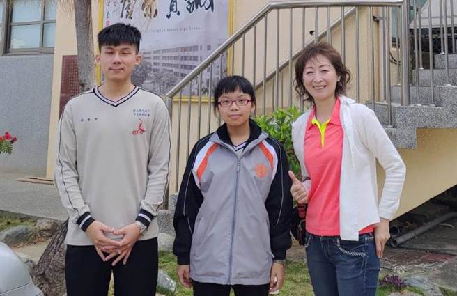彰化高中數理資優班蔡睿哲（左）拿下5科滿級分75級分，科學班黃政雅（中）也擊出全壘打，拿下4科滿級分，家長會會長夫人顏淑華（右）合影。（彰中提供／吳敏菁彰化傳真）