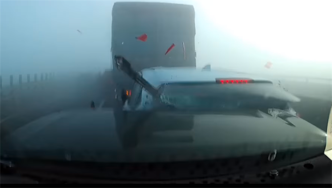 駕駛在濃霧中竟完全不減速，還一路跟著音樂吹口哨，未開大燈、閃黃燈警示等，高速狂飆下，最後才在前方發現事故，但剎車來不及，大叫之下直接撞上。（圖／翻攝自臉書「八卦村－行車紀錄器影片上傳中心」影片截圖）