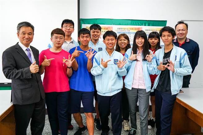 宜兰高中数理资优班学生用手势比出自己的班别合影。（李忠一摄）