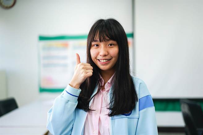 宜兰高中学生徐翊瑄4科满级分，她目标是医学系，盼未来能与医护们一起并肩作战。（李忠一摄）
