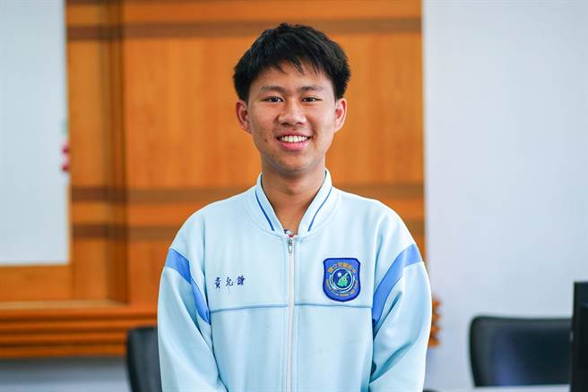 宜兰高中学生黄允谦4科58级分，虽然被同学认为只花1个月准备学测，但其实黄允谦从高一起就打下厚实的基础。（李忠一摄）