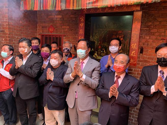 王金平今和郭台銘合體前往土城順聖宮參拜。（許哲瑗攝）